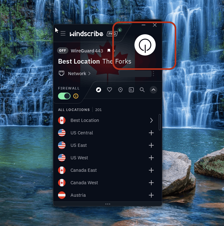 Windscribe アプリが未接続で、電源ボタンが強調表示され、公開 IP アドレスが伏せられている画面